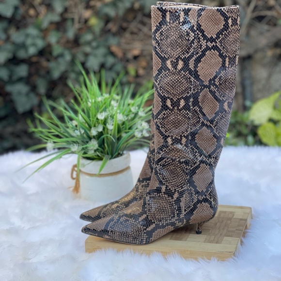 VERONICA BEARD Freda Espresso Snake
Embossed Leather Pointed Toe Kitten Boots 5